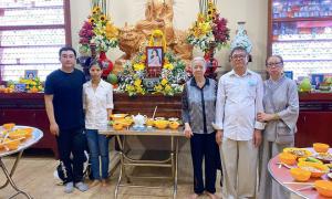 Bố mẹ Phùng Ngọc Huy thay mặt con trai làm lễ cúng 100 ngày cho Mai Phương, xuất hiện bên bảo mẫu bé Lavie
