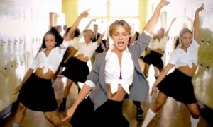 Britney Spears 'đi trước thời đại': Gen Z chuộng mốt 2 thập kỷ trước