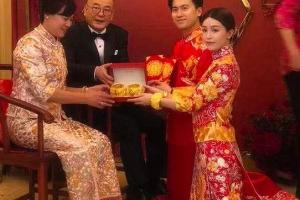 Cô dâu Văn Vịnh San đeo vàng trĩu tay