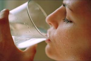 Người sống lâu trên 80 tuổi thường có 4 đặc điểm chung khi uống nước, bạn có bao nhiêu?