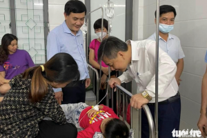 Vì sao hàng chục trẻ ngộ độc sau khi ăn sữa chua ở trường?