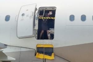 Tranh cãi nữ tiếp viên hàng không có nên mặc váy ngắn
