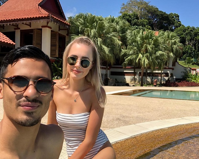 Vợ và bạn gái cầu thủ Việt Nam và Malaysia: Ai sexy, gợi cảm hơn?
