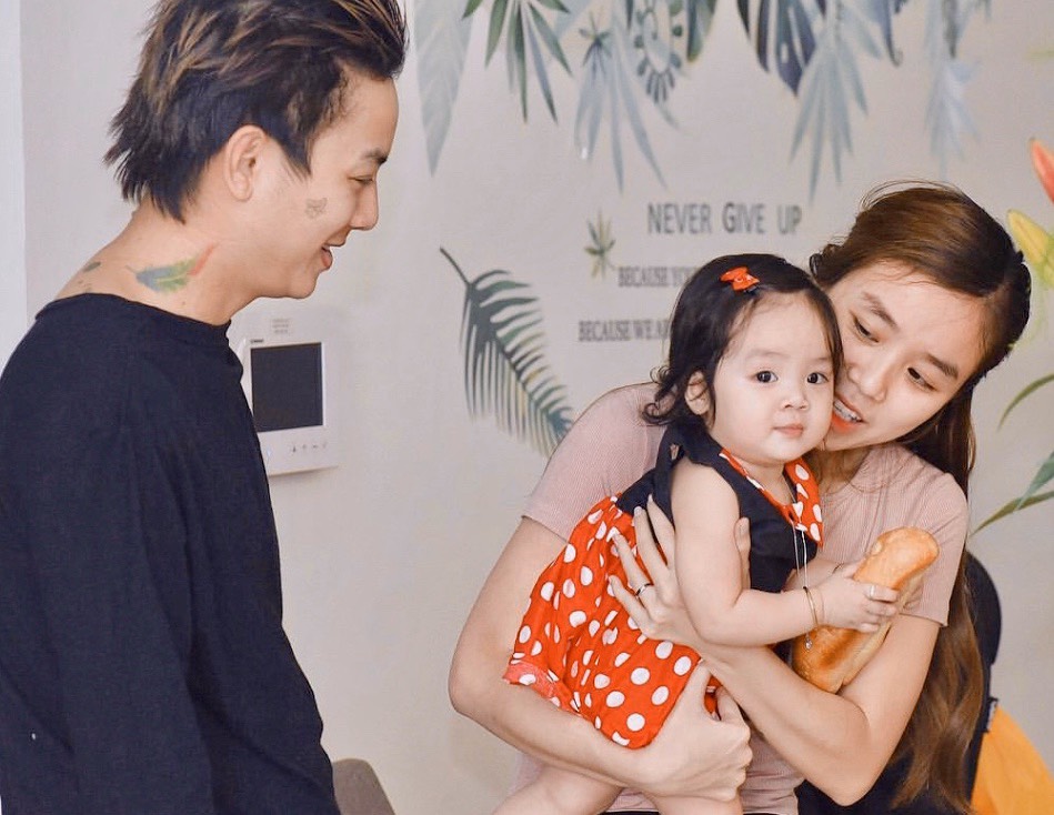 Sau công khai diện mạo con gái, vợ Hoài Lâm tiết lộ lí do không đăng ảnh cả 2 con